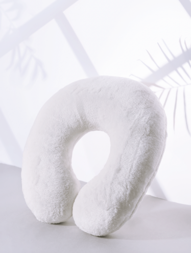 Poduszka pluszowa rogal zagłówek, biała
