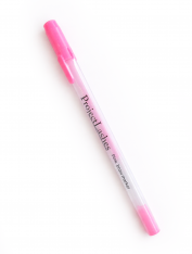 Różowy pisak do konturowania i geometrii brwi