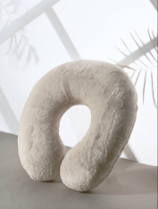 Poduszka pluszowa rogal zagłówek, beżowa