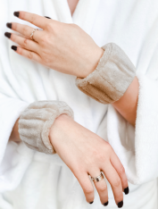 Opaski kosmetyczne na nadgarstki pluszowe, beżowe (1 para)